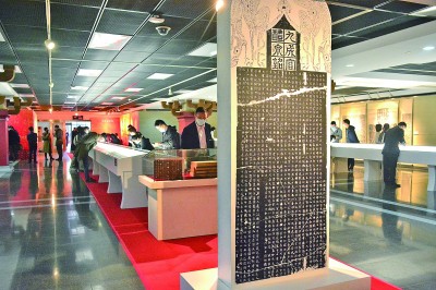 上海图书馆展出镇馆之宝唐碑善本