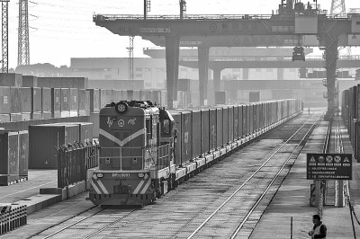 中老铁路（义乌—万象）国际货运列车启程