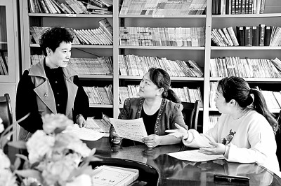 既“公转”又“自转”如何成为可能