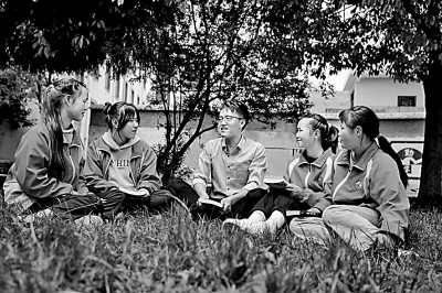 理论与实践相结合，让思政课成为热门课