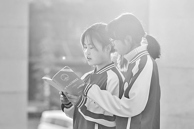 理论与实践相结合，让思政课成为热门课