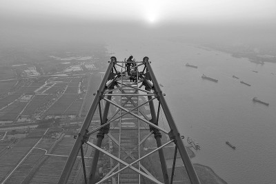 长江大跨越输电钢管塔封顶