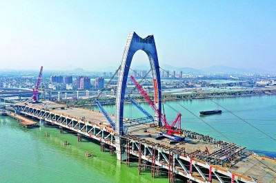 大桥主塔竖转成功