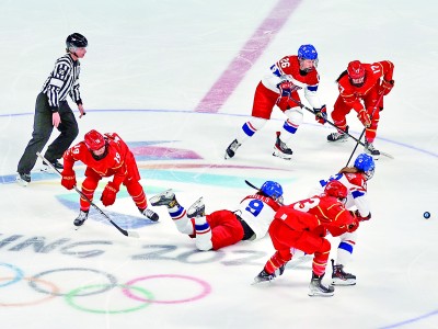 五棵松体育中心迎来冬奥首场比赛 中国女冰拼出了精气神