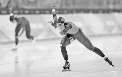 荷兰选手伊雷妮·斯豪滕夺得北京冬奥会速度滑冰女子3000米比赛冠军