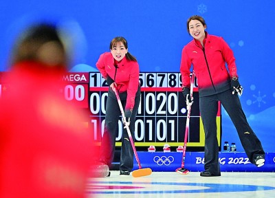 北京冬奥会女子冰壶循环赛：中国队8比4战胜英国队