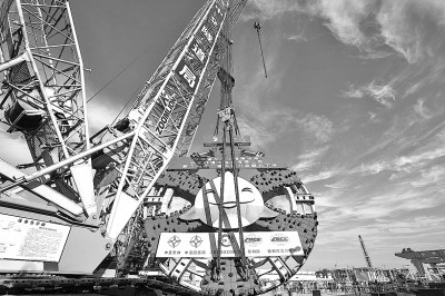 国内最大直径盾构机“聚力一号”刀盘下井安装