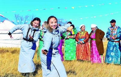 内蒙古自治区锡林郭勒盟乌兰牧骑队员到牧民家表演