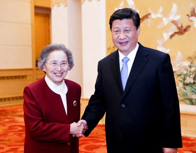 何鲁丽同志生平