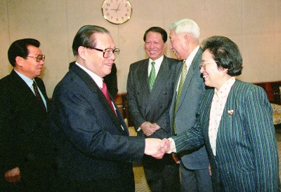 何鲁丽同志生平