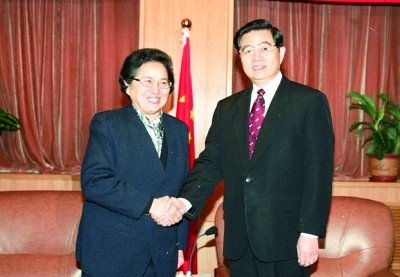 何鲁丽同志生平