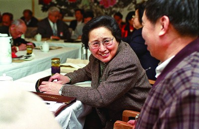 何鲁丽同志生平