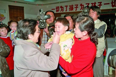 何鲁丽同志生平