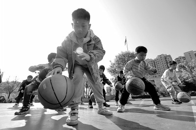 江西安福：孩子们练习篮球