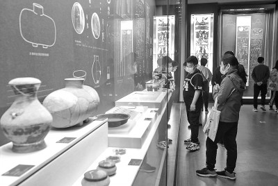 市民参观博物馆馆藏文物