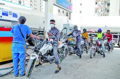 埃塞俄比亚首都加油站车辆排队加油