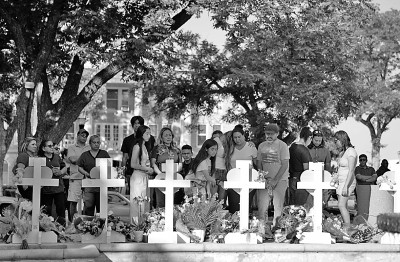 美国尤瓦尔迪市民众哀悼枪击事件遇害者