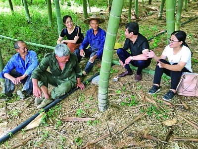渐渐地，村民们思想的疙瘩解开了