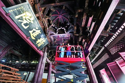 观摩中国传统榫卯工艺