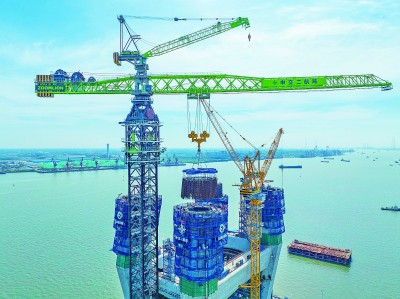 常泰长江大桥5号墩中塔柱首节部品钢筋吊装圆满完成