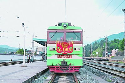 穿行大凉山的“慢火车”
