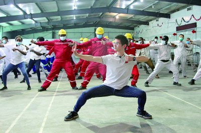 中国第19批援津医疗队为当地居民和中企员工义诊