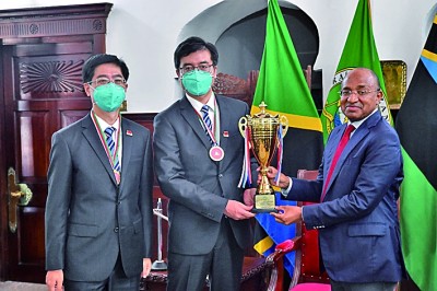 坦桑尼亚桑给巴尔总统姆维尼接见第31期中国援桑给巴尔医疗队