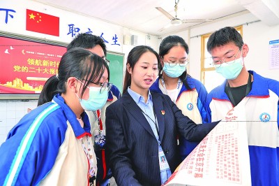 四川江南职业中学师生一起学习党的二十大报告精神
