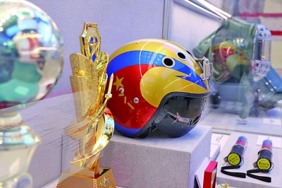 【奋进新时代·展品背后的故事】“金头盔”承载空军飞行员的梦想