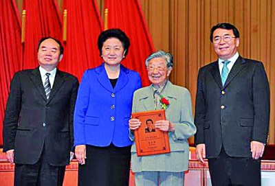 钱正英同志生平 钱正英同志生平