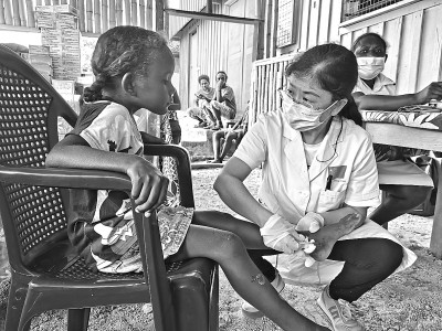 首批援所罗门群岛中国医疗队为当地民众提供诊疗服务