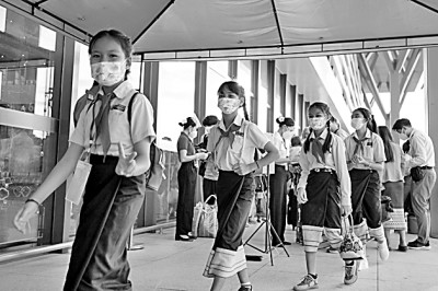 小学生走进老挝首都万象火车站