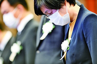 职工收看江泽民同志追悼大会直播