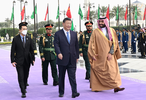 习近平出席沙特王储兼首相穆罕默德代表国王萨勒曼举行的欢迎仪式
