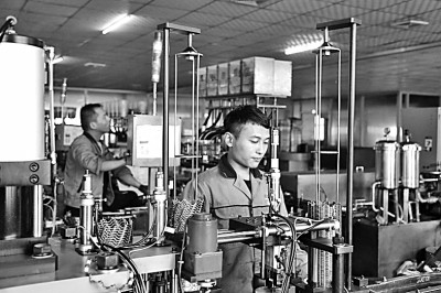 工人在工业园区的企业车间赶制轴承产品