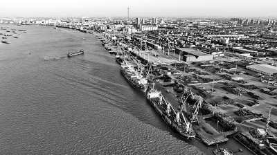 江苏张家港港口码头一片忙碌