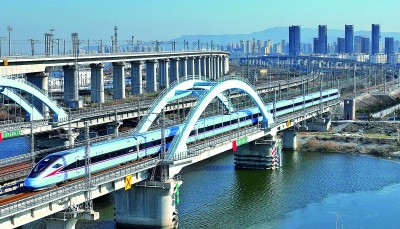 一列动车组列车行驶在江苏省连云港市境内