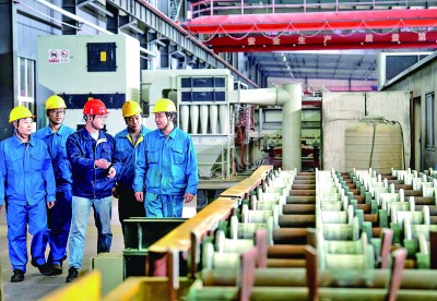 专家对职工开展技能培训