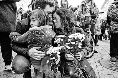 人们在美国马萨诸塞州波士顿悼念蒙特雷帕克市枪击事件死难者