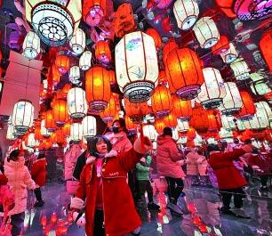 观赏花灯庆元宵