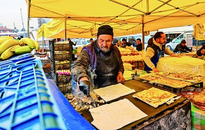 安卡拉当地商贩用传统方法烘焙土耳其薄饼