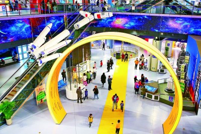市民在宁夏科技馆感受航天科技魅力