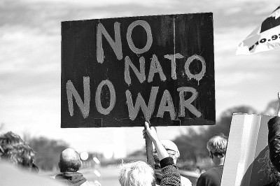 上千名反战人士在林肯纪念堂前举行集会