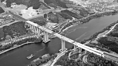 广西最大跨径双向六车道高速公路连续刚构桥双幅合龙