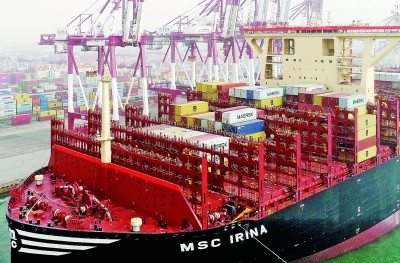 自主研制全球最大集装箱船首航