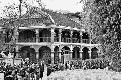 游客在遵义会议会址参观 感受红色文化