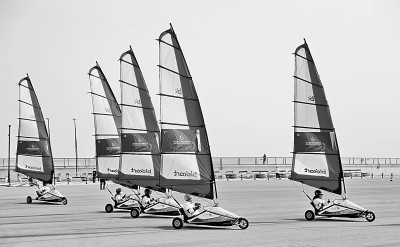 第三届全国陆地风帆车公开赛在秦皇岛举行