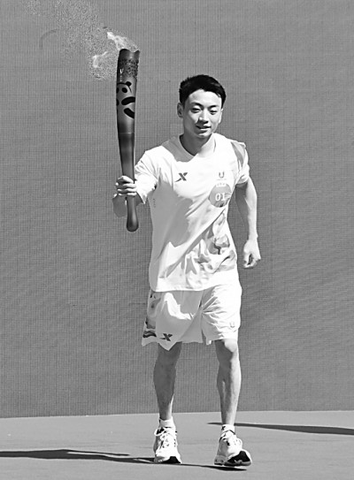 成都大运会火炬传递在北京大学启动