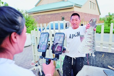 乌苏里江畔唱新歌