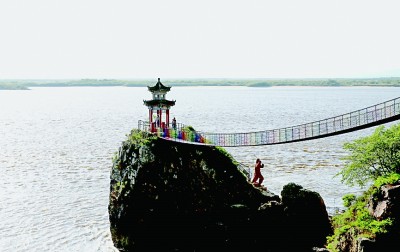 乌苏里江畔唱新歌